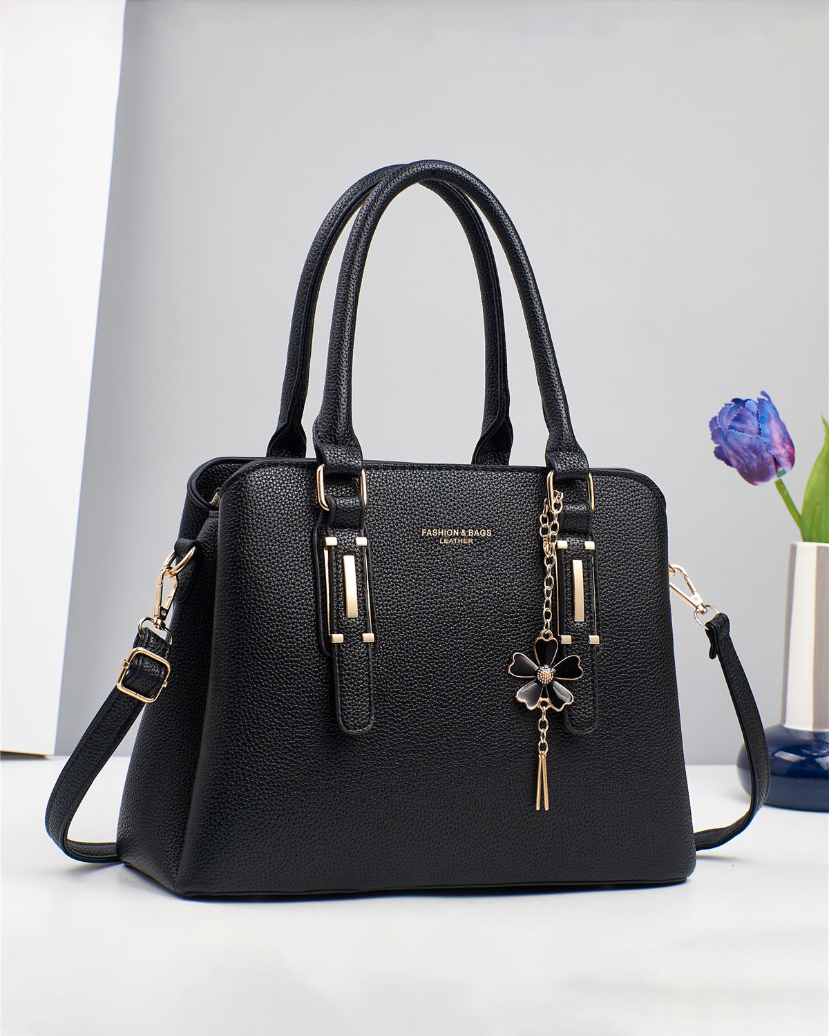 Cartera mediana con llavero cute