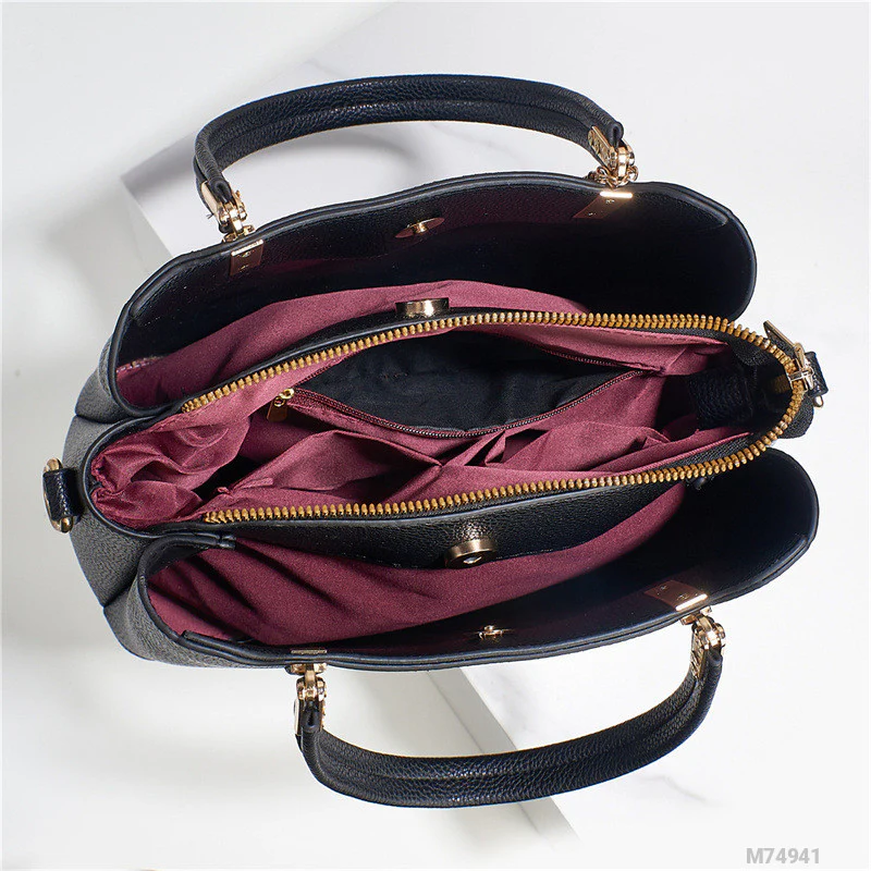 Bolso de mano con colgante sonriente. Detalles en dorado. Tiro para hombro