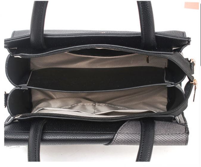 Cartera cuadrada con detalles en dorado