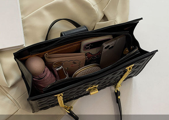 Cartera cuadrada con cadena