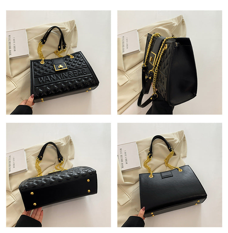 Cartera cuadrada con cadena