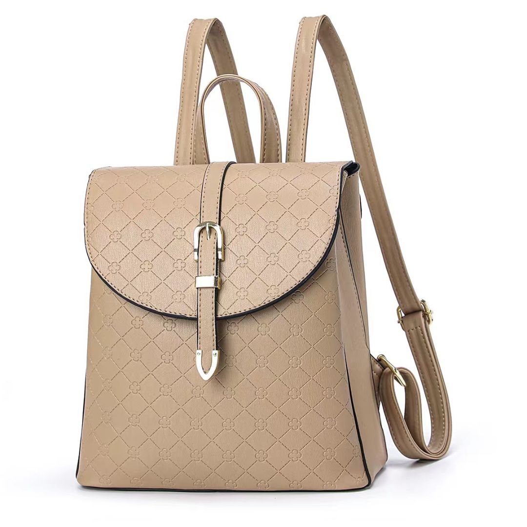 Oferta • Mochila mediana con detalles en dorado