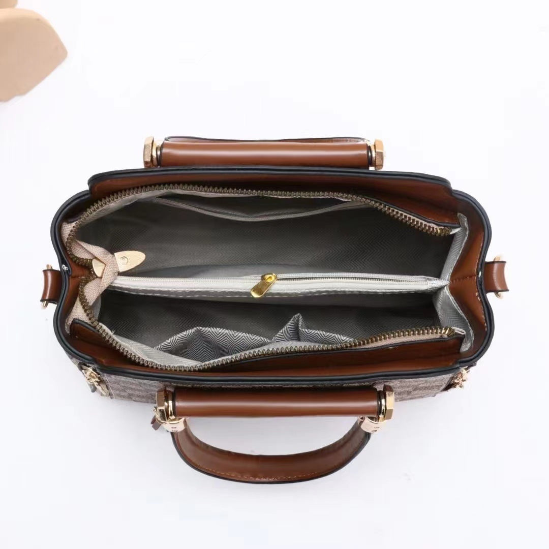 Cartera pequeña con llavero gatuno