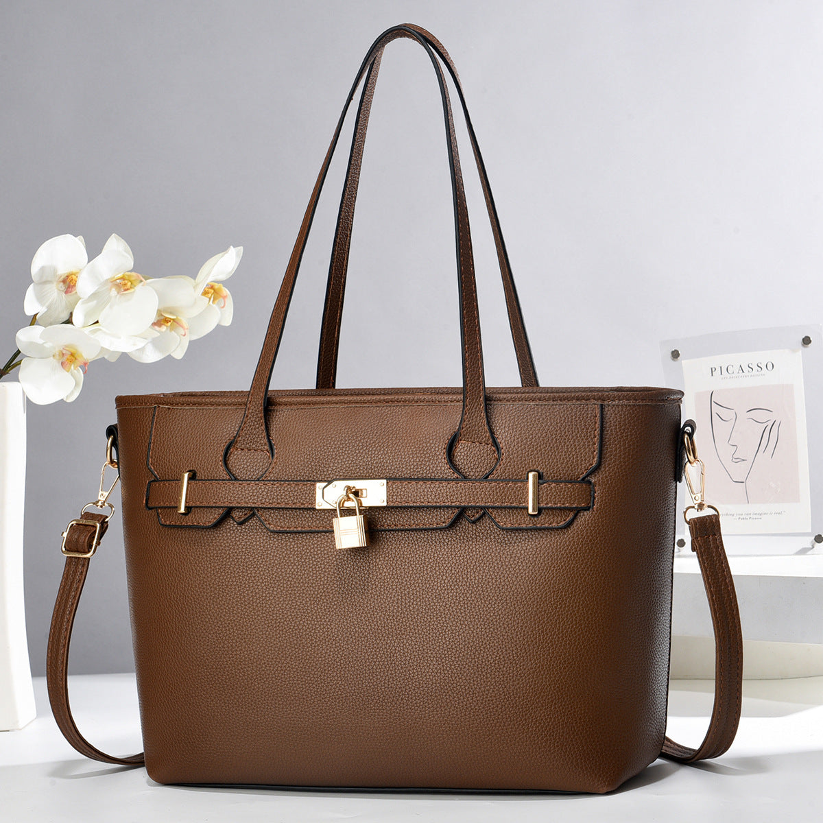 Bolso Grande con candado decorativo. Detalles en Dorado. Divisiones en el interior