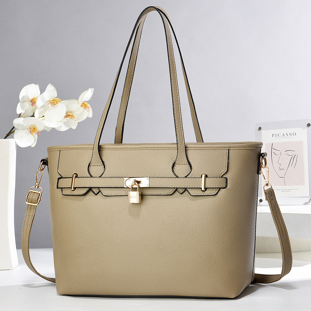 Bolso Grande con candado decorativo. Detalles en Dorado. Divisiones en el interior