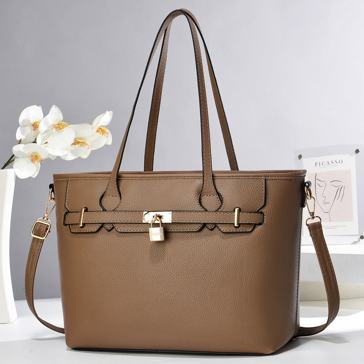 Bolso Grande con candado decorativo. Detalles en Dorado. Divisiones en el interior