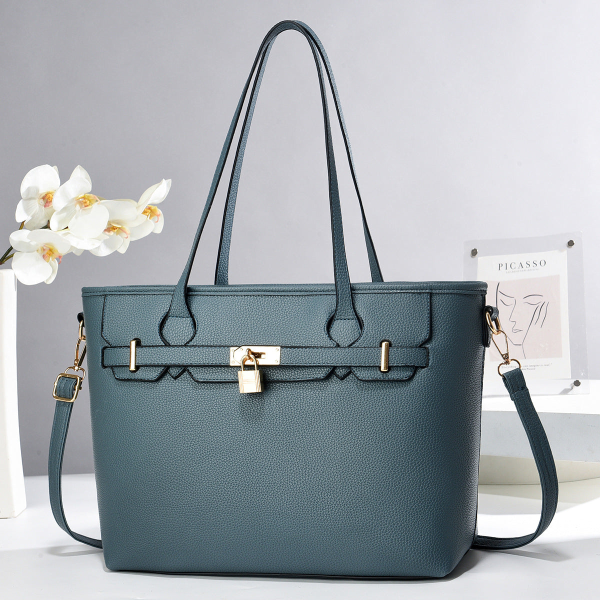 Bolso Grande con candado decorativo. Detalles en Dorado. Divisiones en el interior