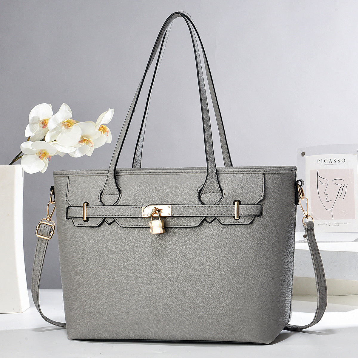 Bolso Grande con candado decorativo. Detalles en Dorado. Divisiones en el interior