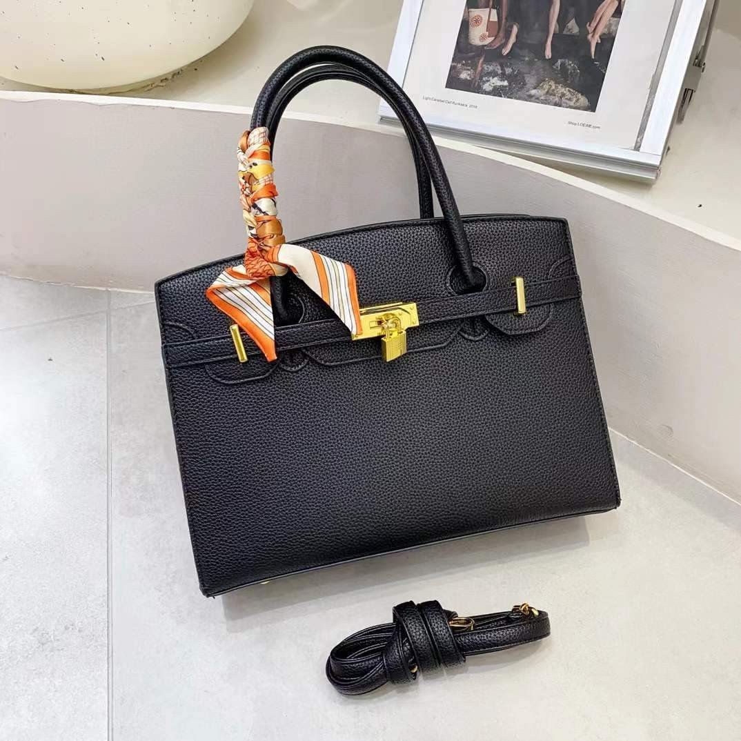 Cartera tipo Birkin con pañuelo y correa larga incluida
