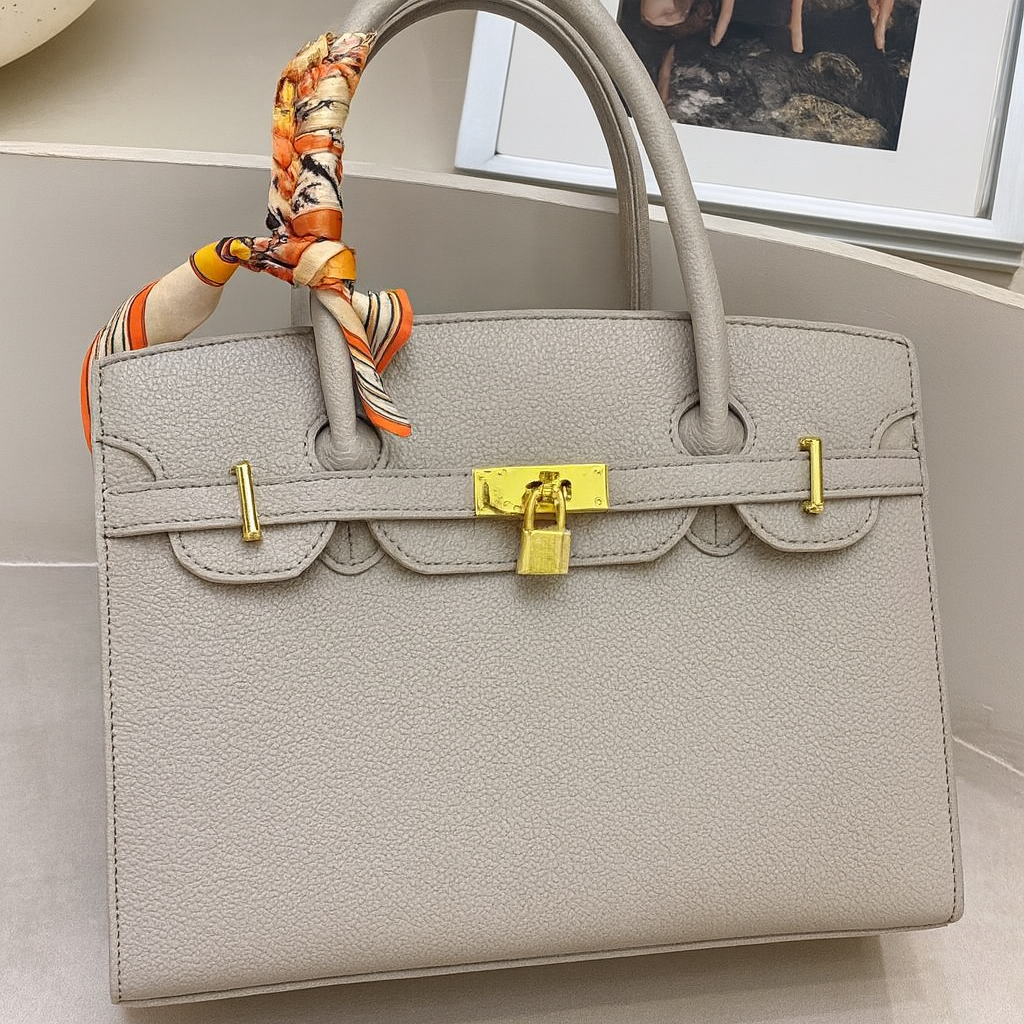 Cartera tipo Birkin con pañuelo y correa larga incluida