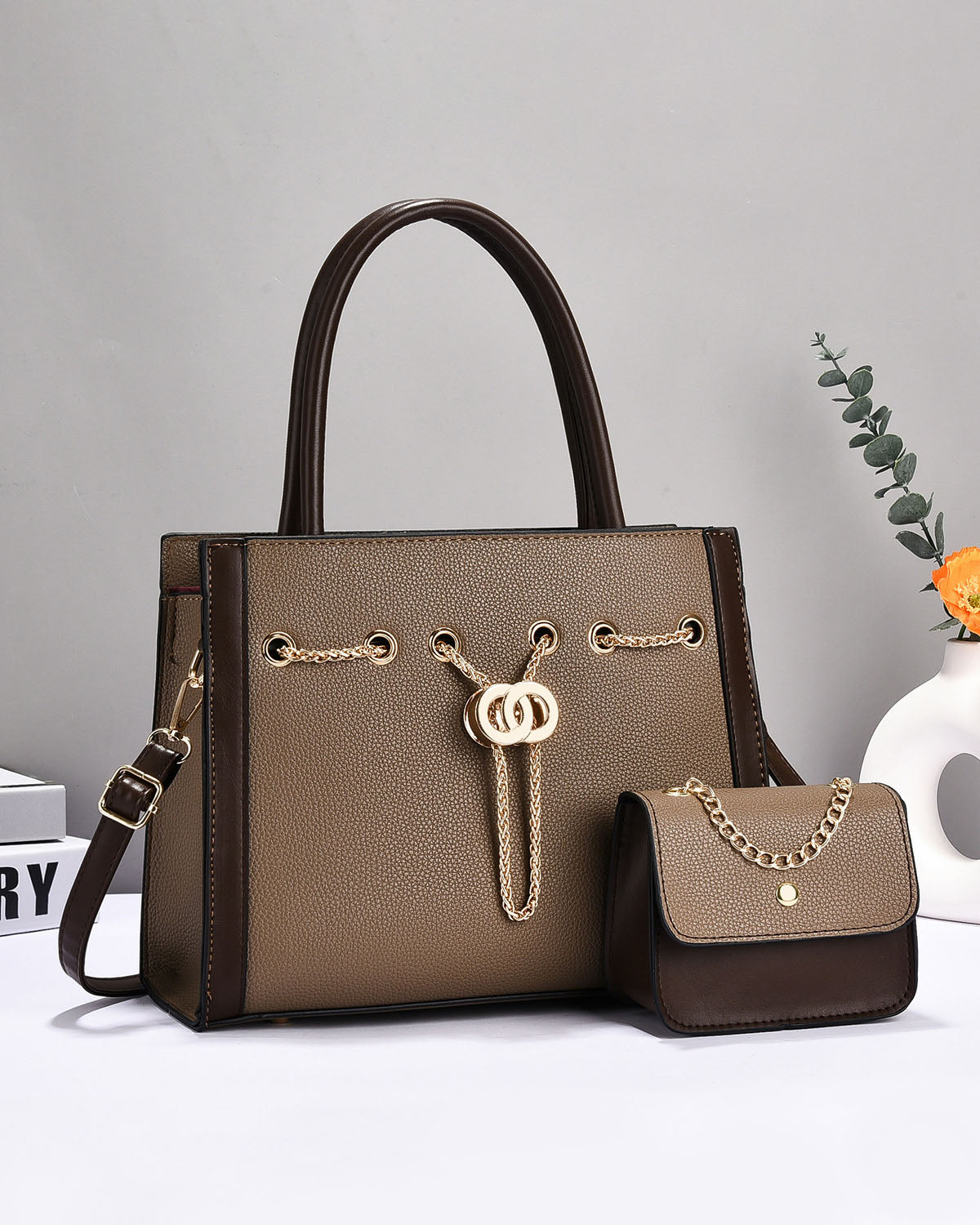 Set de cartera con cadena frontal decorativa y bolsito a juego