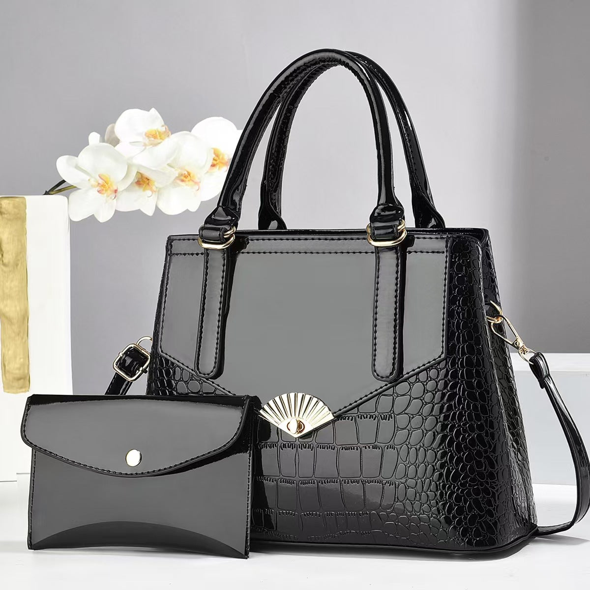 Cartera espaciosa con sobre