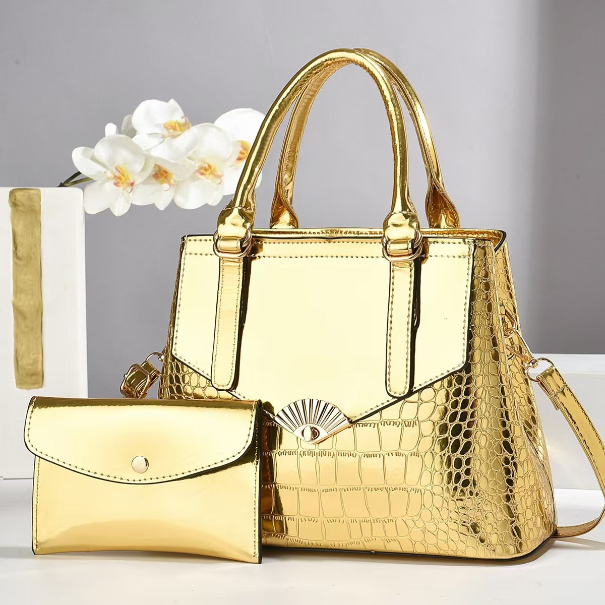 Cartera espaciosa con sobre