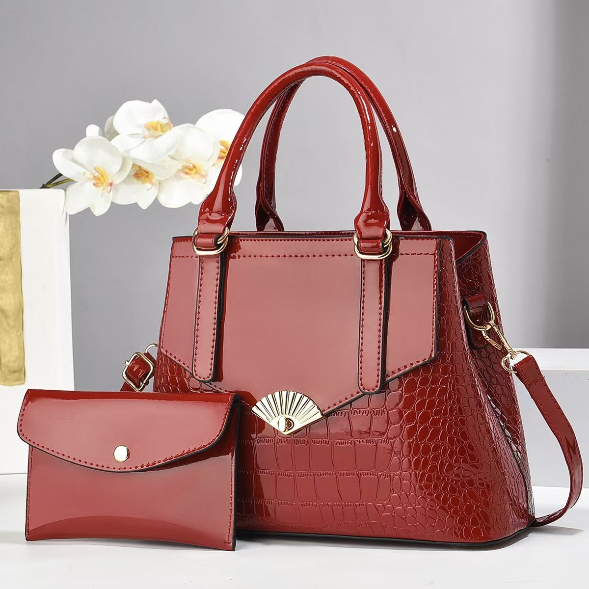 Cartera espaciosa con sobre