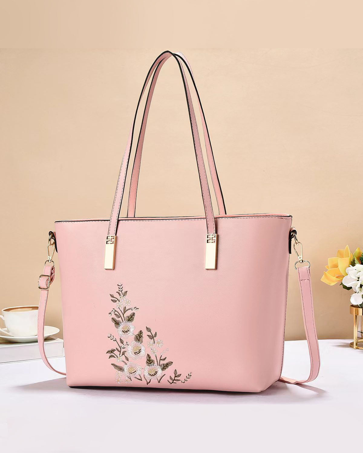 Cartera grande a la moda con diseño floral