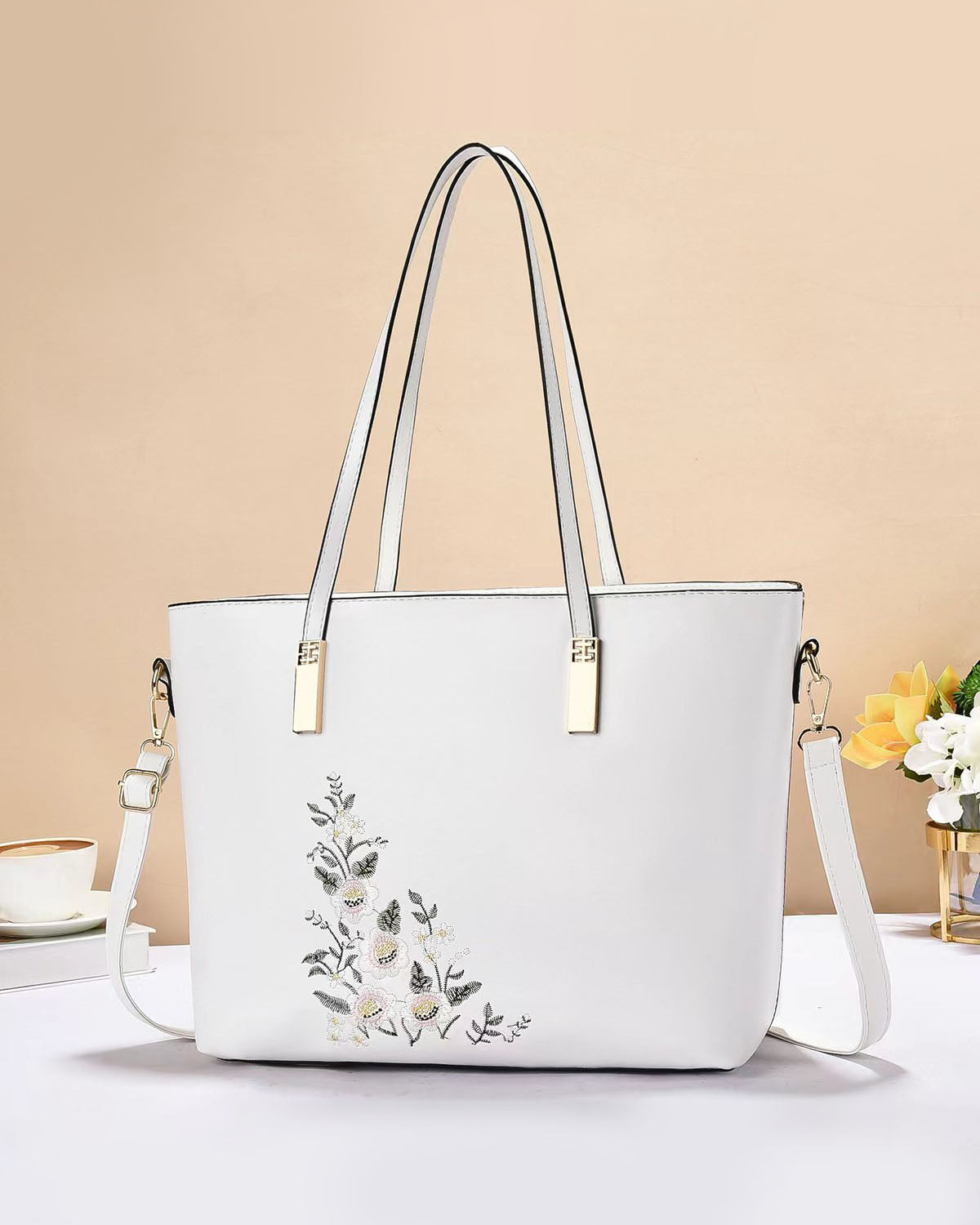 Cartera grande a la moda con diseño floral