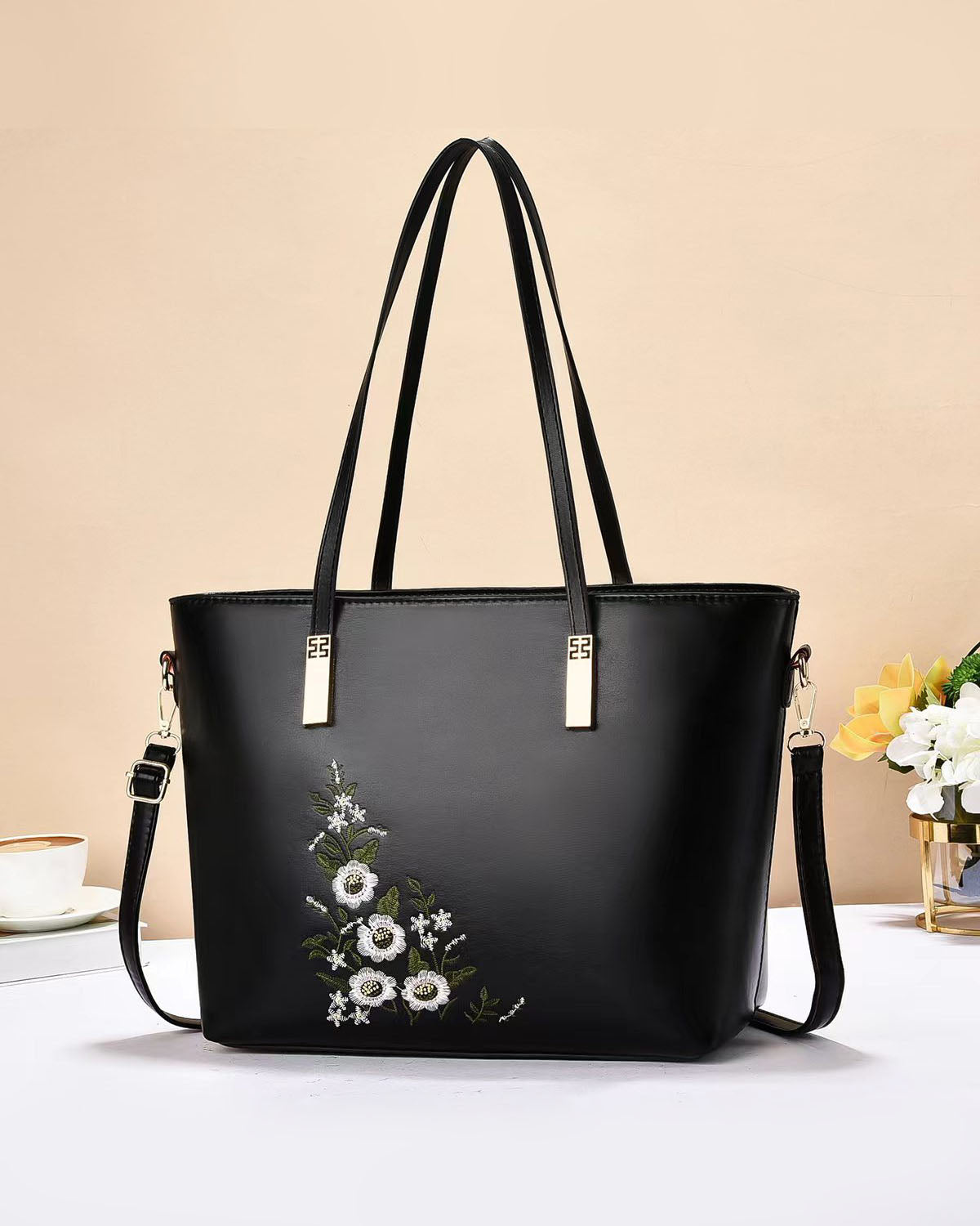 Cartera grande a la moda con diseño floral