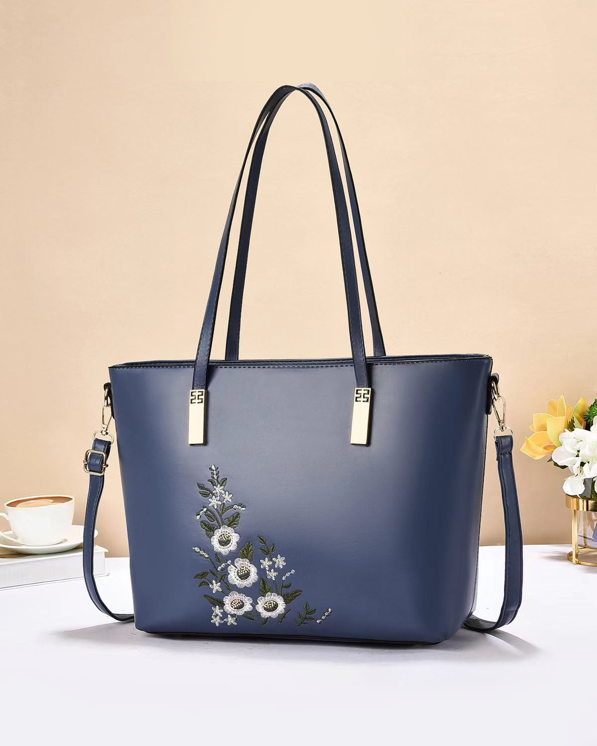 Cartera grande a la moda con diseño floral