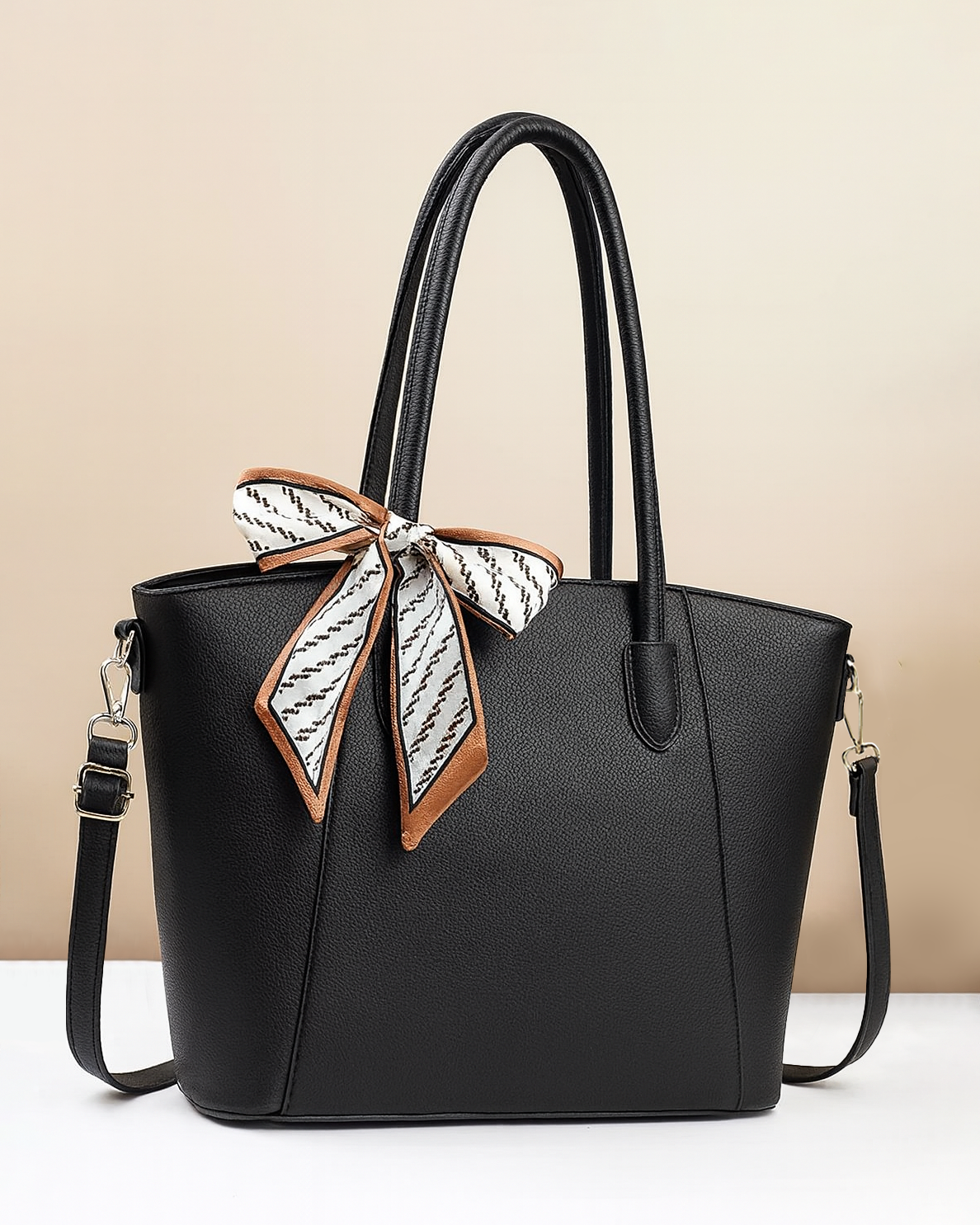 Cartera espaciosa con bufanda