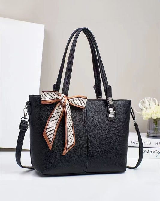 Bolso elegante con pañuelo decorativo y cierre superior