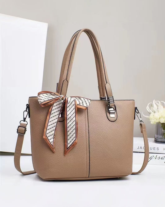 Bolso elegante con pañuelo decorativo y cierre superior