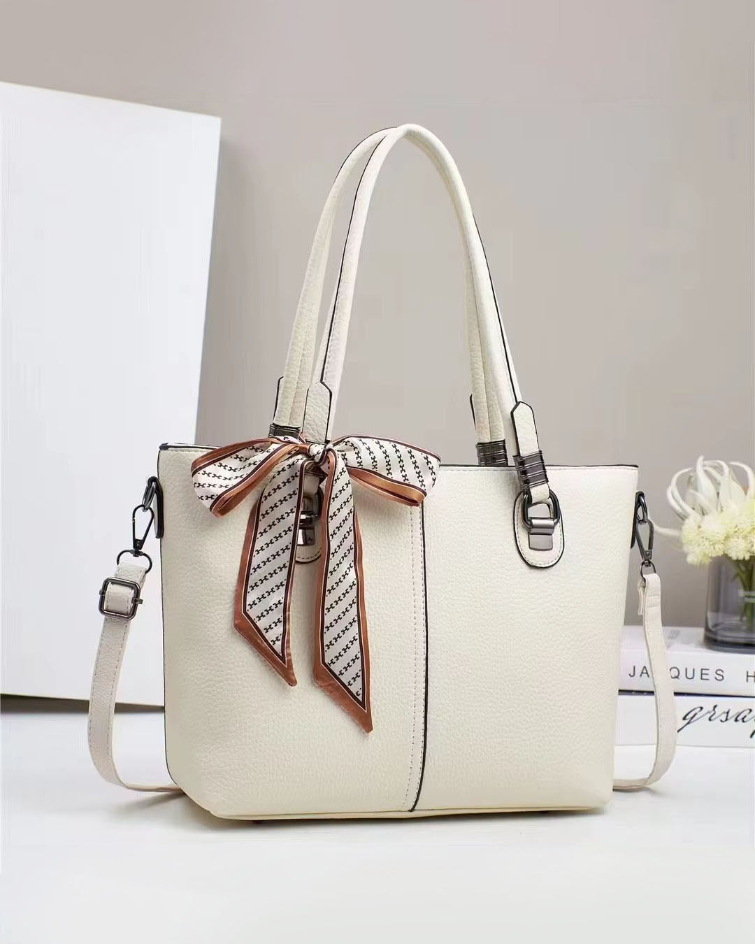 Bolso elegante con pañuelo decorativo y cierre superior