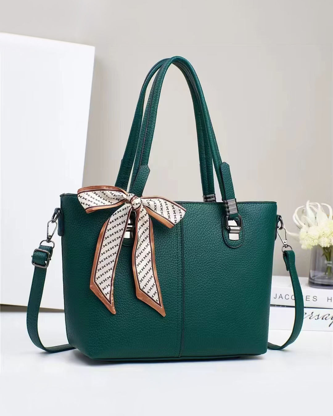 Bolso elegante con pañuelo decorativo y cierre superior