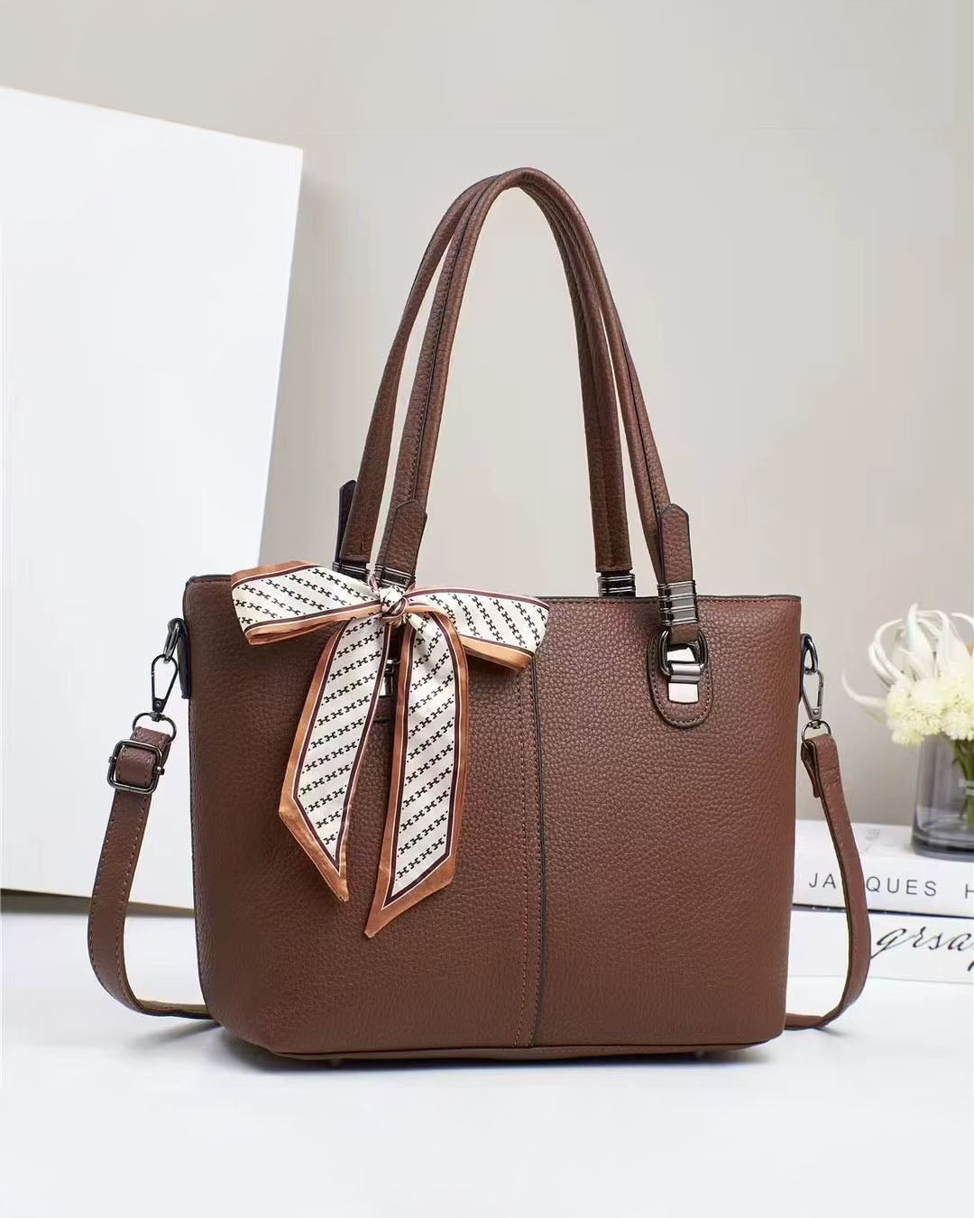 Bolso elegante con pañuelo decorativo y cierre superior