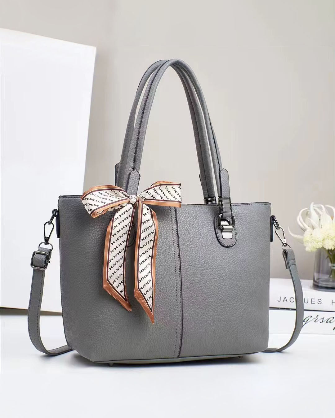Bolso elegante con pañuelo decorativo y cierre superior