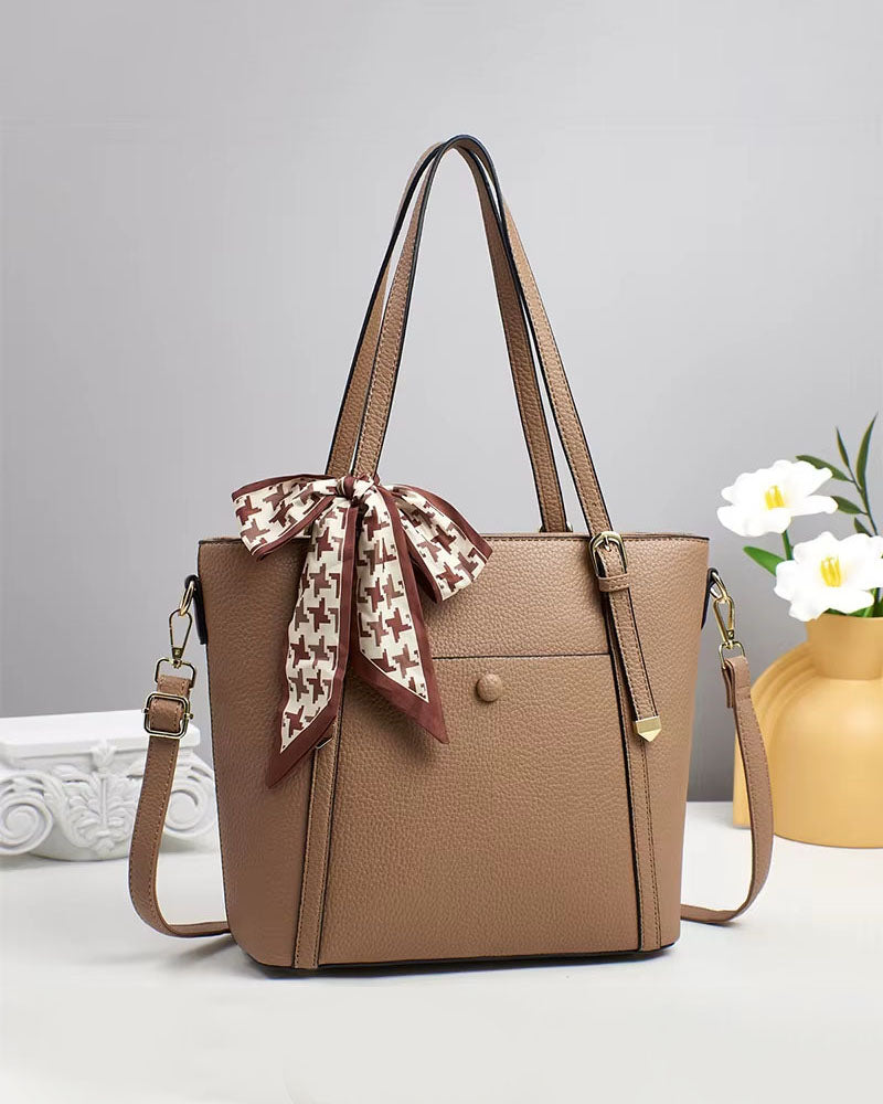 Cartera grande con bolsillo frontal y bufanda decorativa
