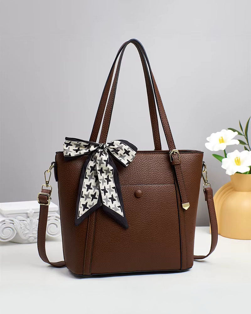 Cartera grande con bolsillo frontal y bufanda decorativa
