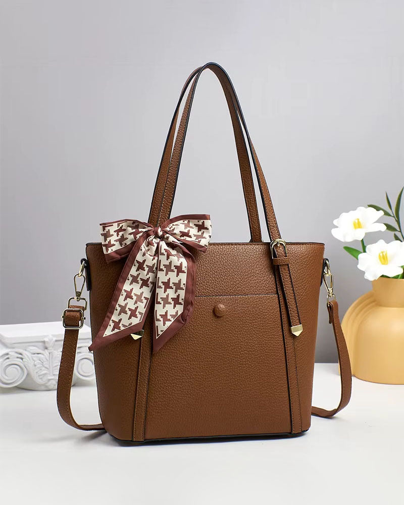 Cartera grande con bolsillo frontal y bufanda decorativa