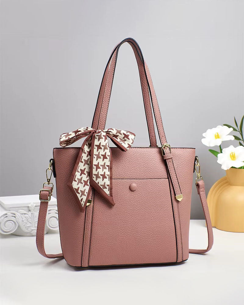 Cartera grande con bolsillo frontal y bufanda decorativa