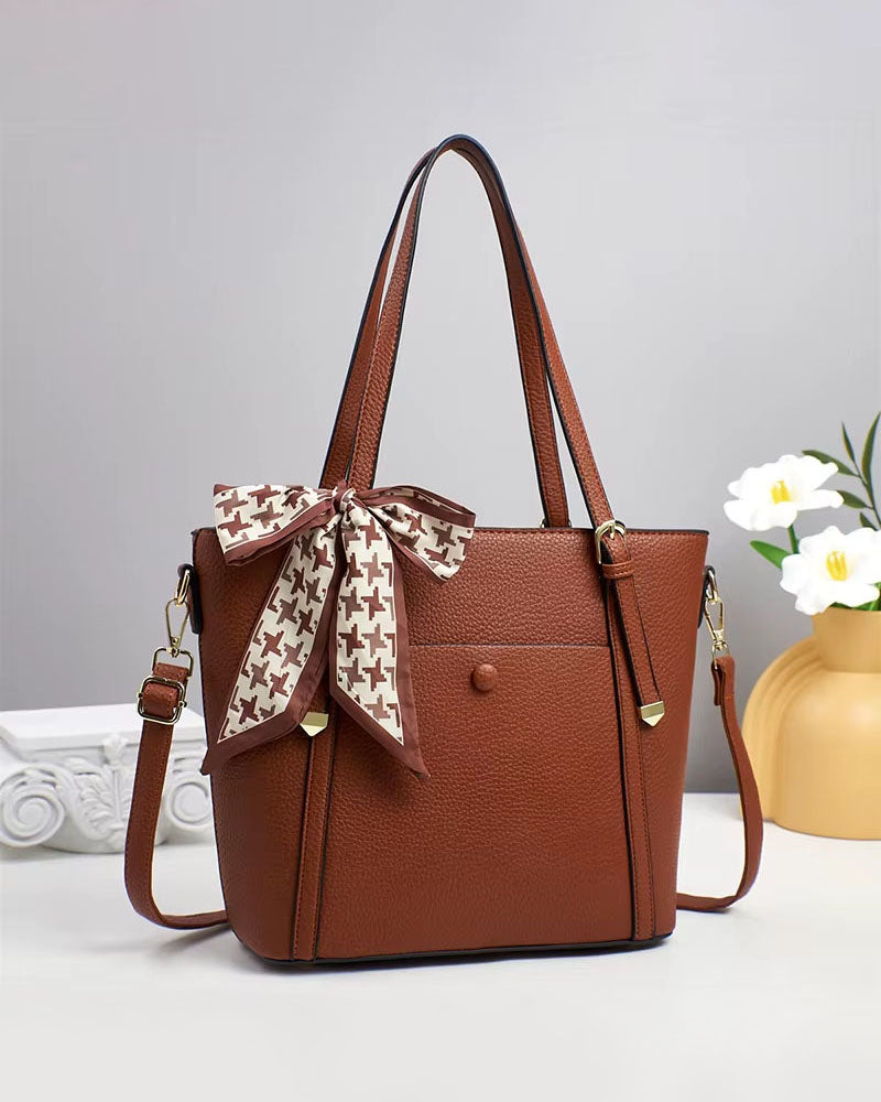Cartera grande con bolsillo frontal y bufanda decorativa
