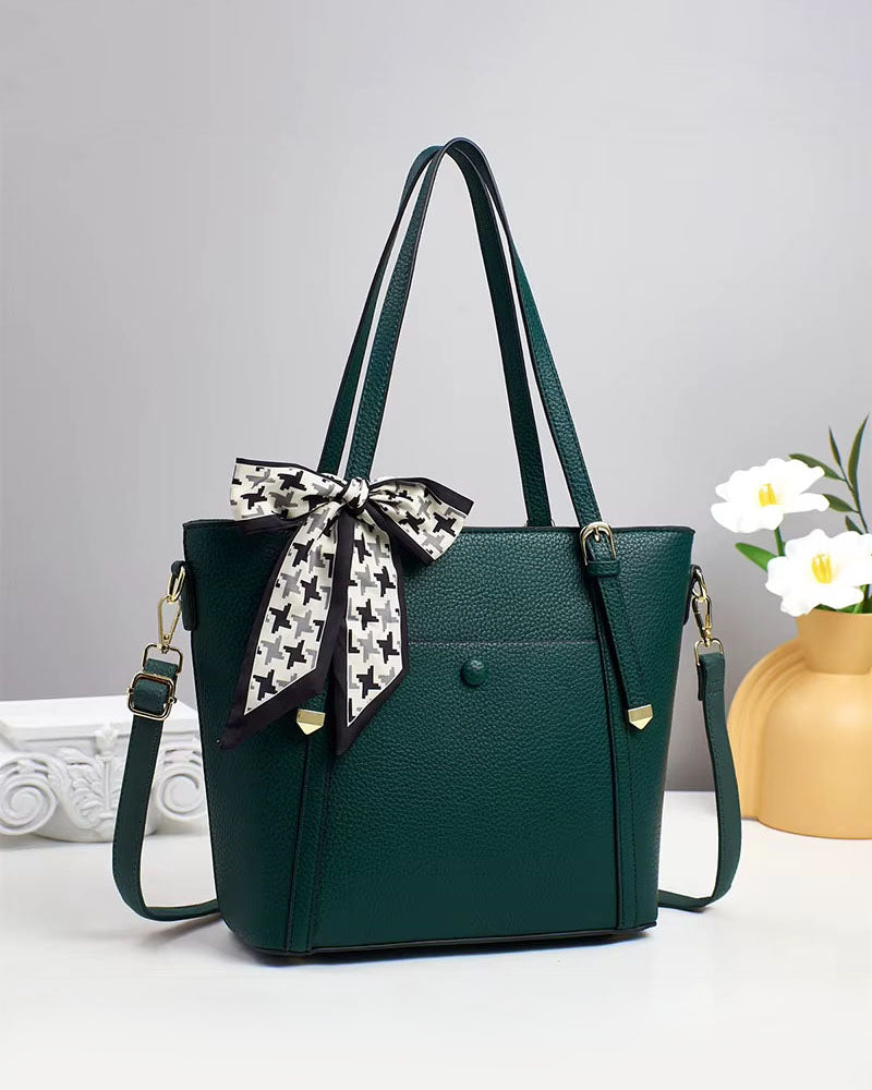 Cartera grande con bolsillo frontal y bufanda decorativa