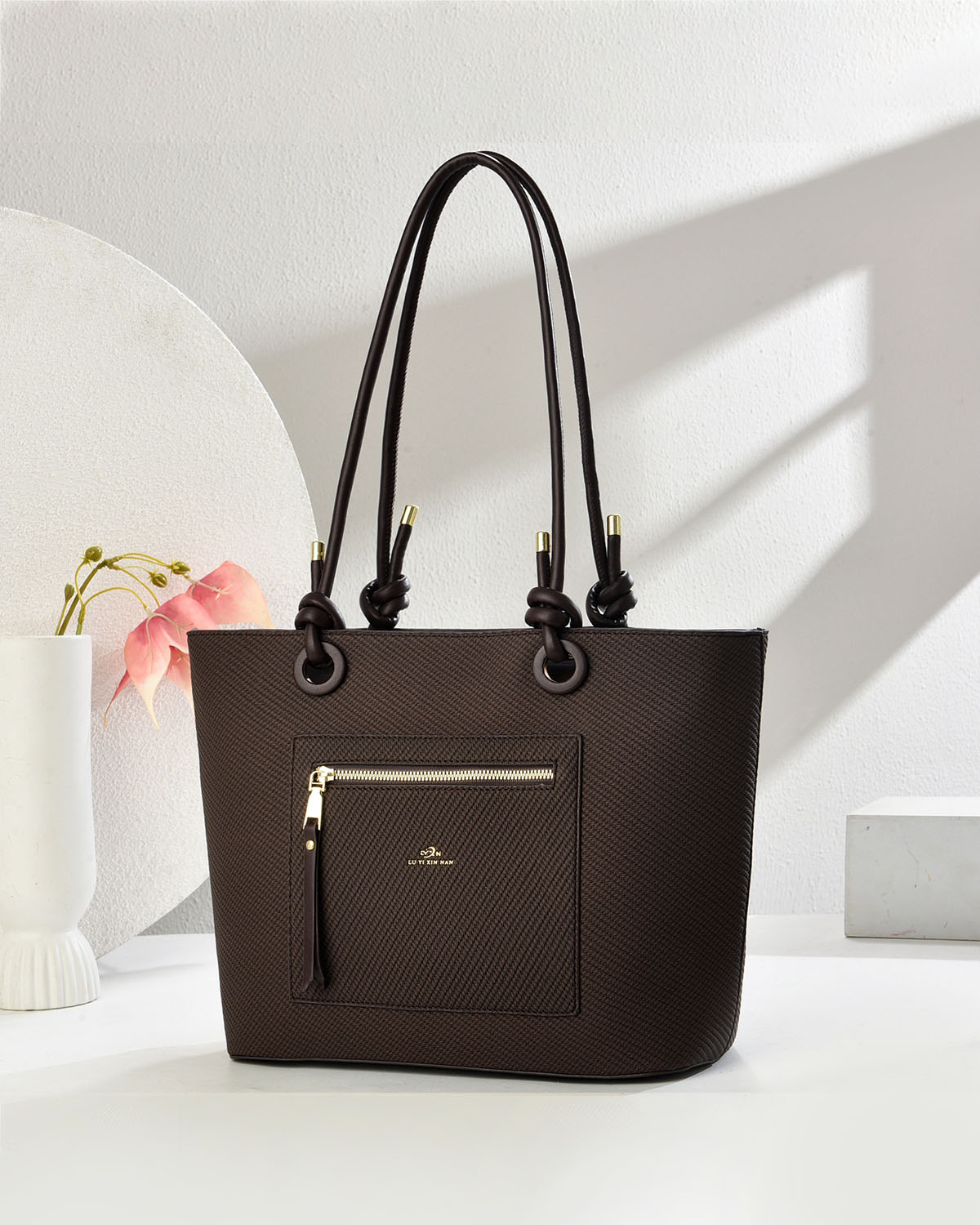 Cartera grande con interior dividido y bolsillo delantero