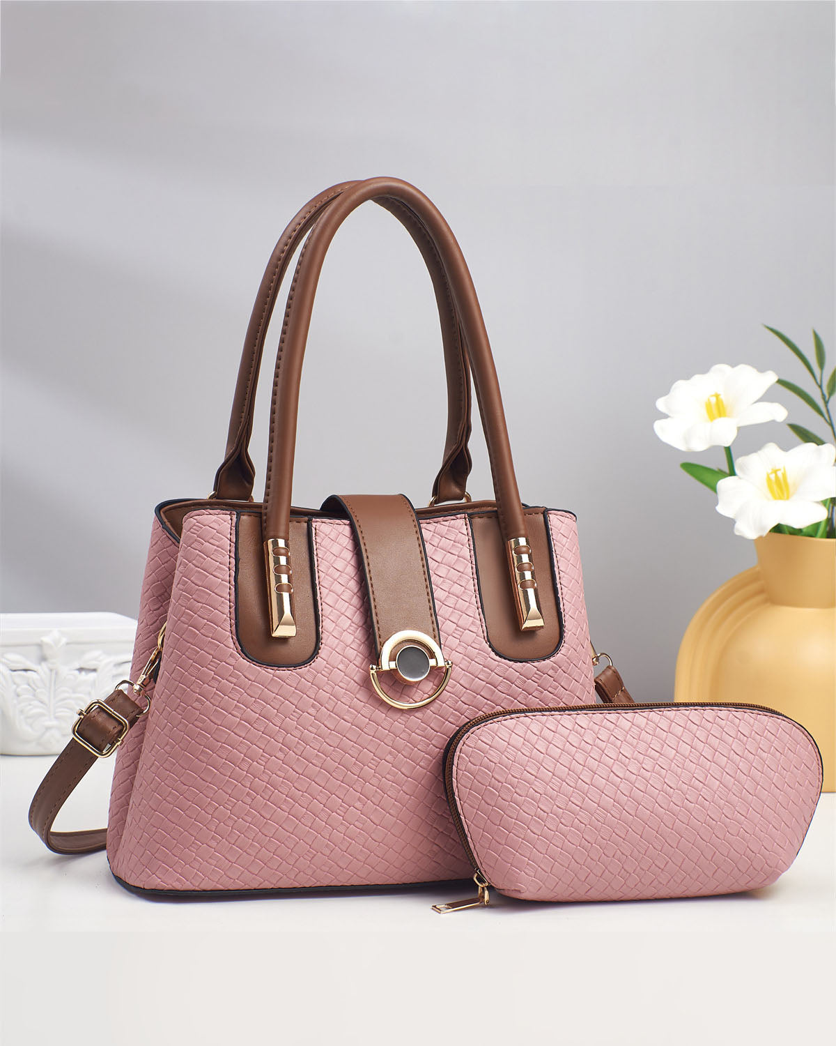 Cartera mediana con detalles en dorado