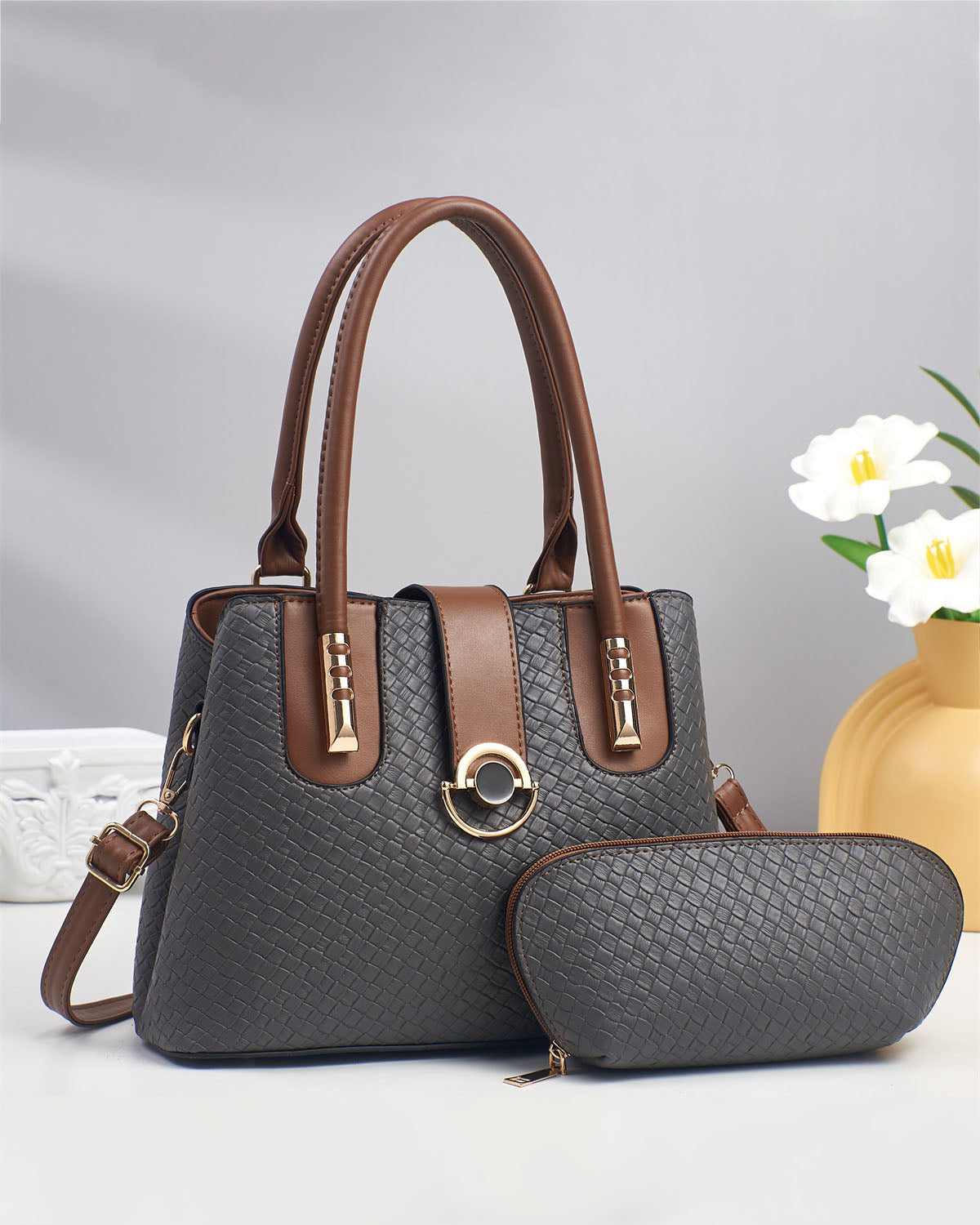 Cartera mediana con detalles en dorado