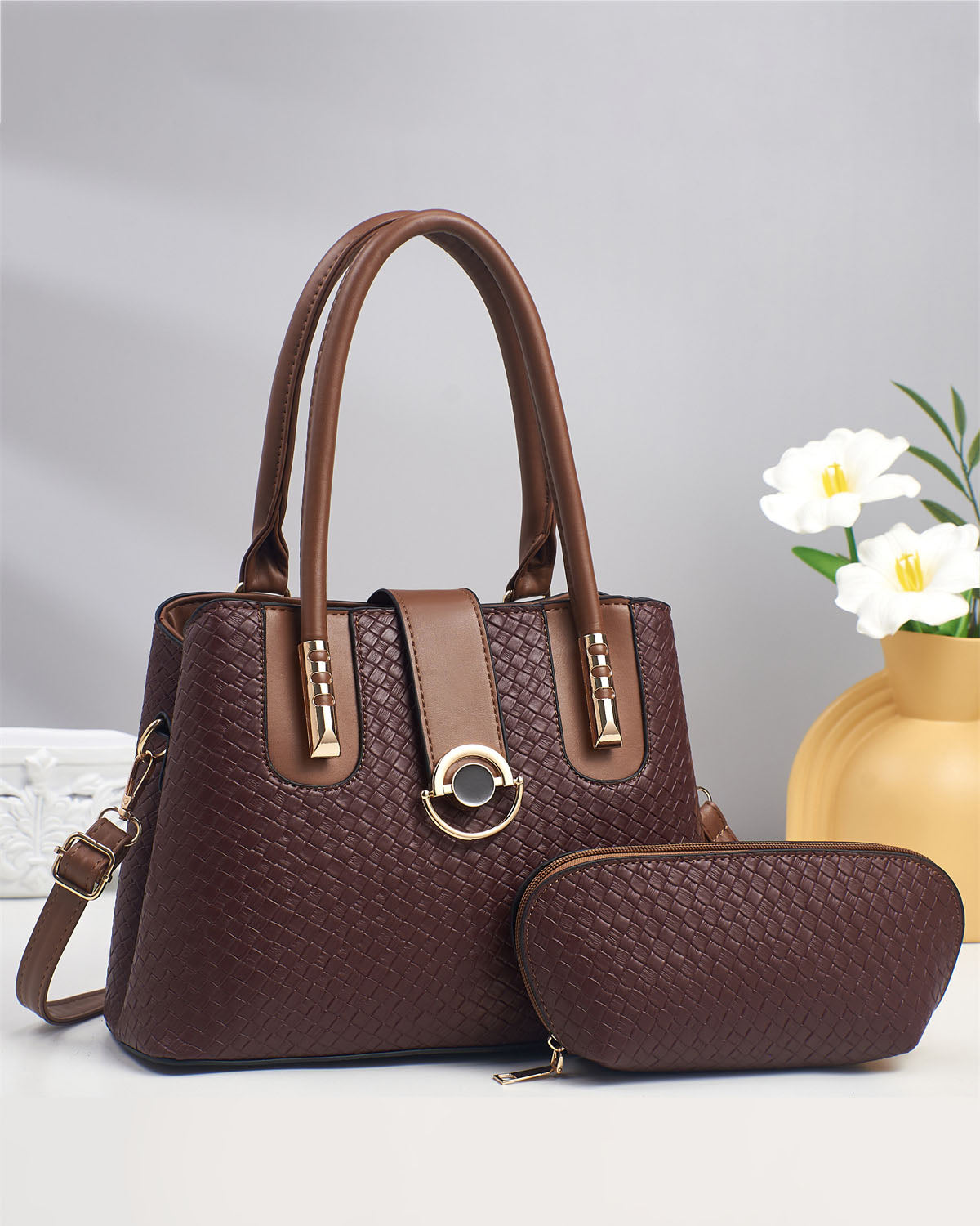 Cartera mediana con detalles en dorado