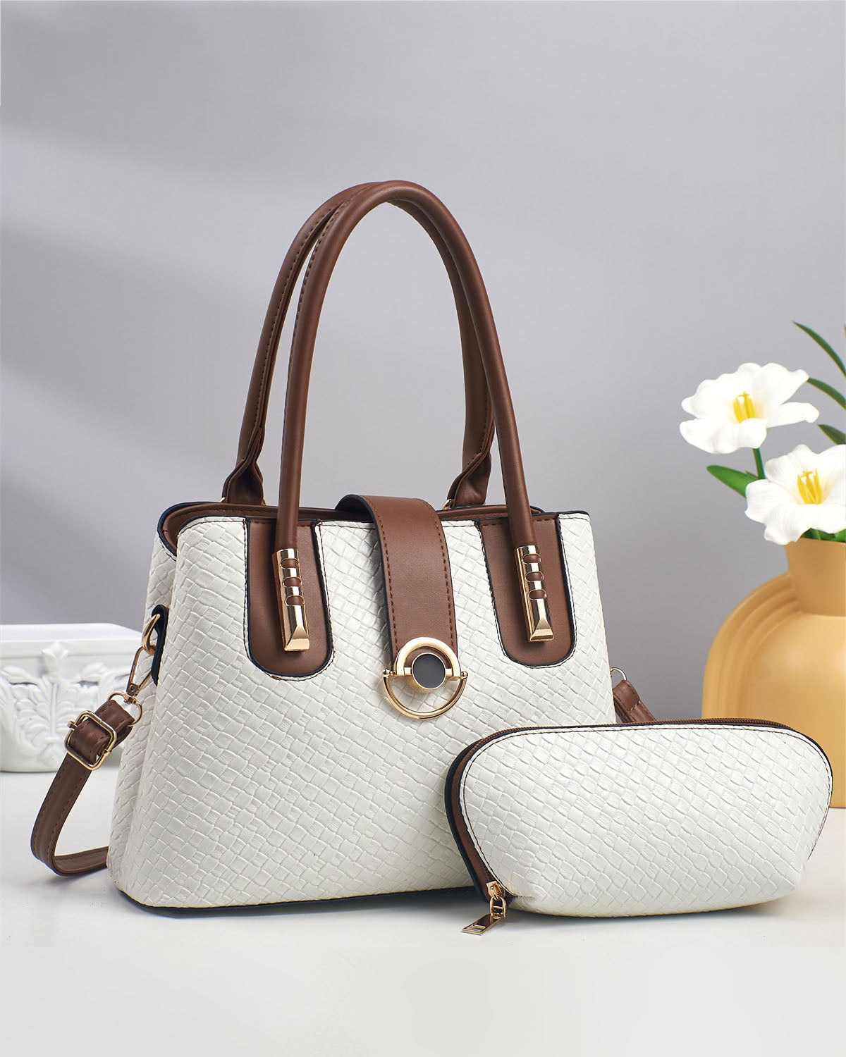 Cartera mediana con detalles en dorado