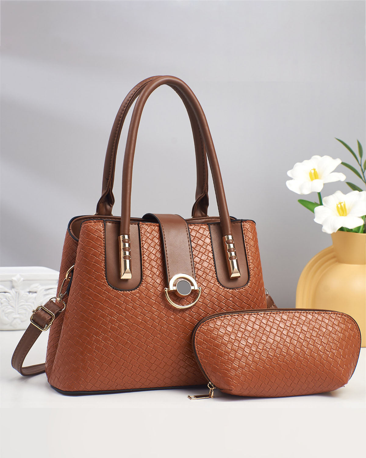 Cartera mediana con detalles en dorado