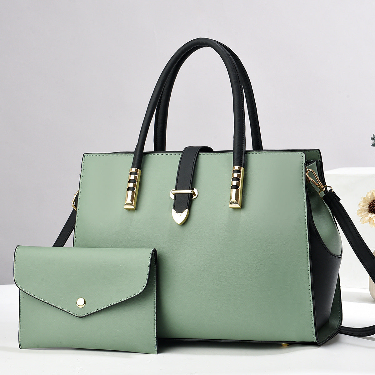 Cartera cuadrada espaciosa son sobre