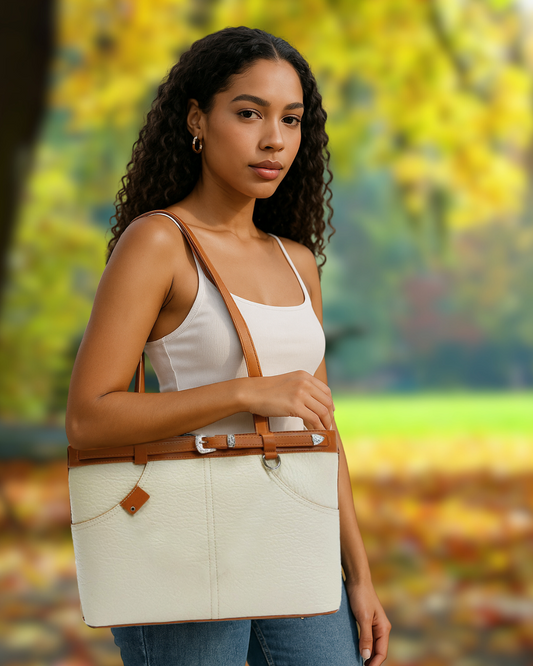 Cartera espaciosa tipo bolso con detalles en plateado