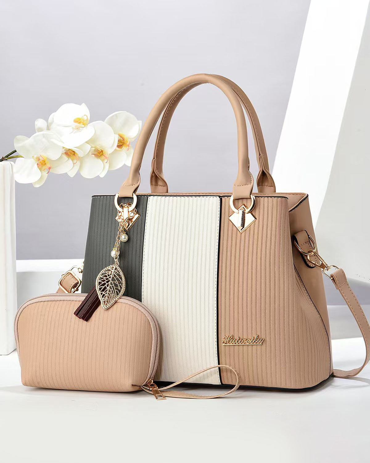Cartera con diseño tricolor y neceser incluido
