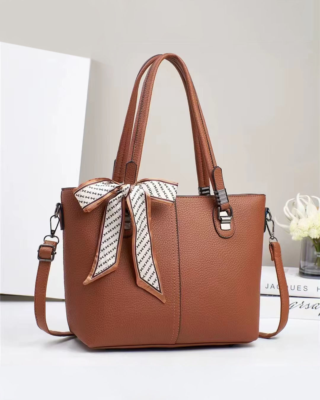 Bolso elegante con pañuelo decorativo y cierre superior