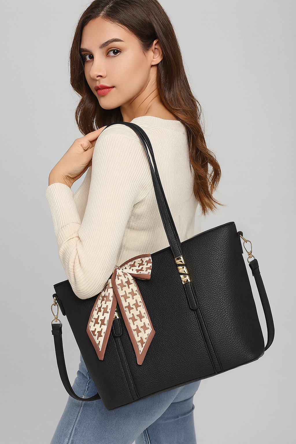 Cartera grande con bufanda y detalles dorado