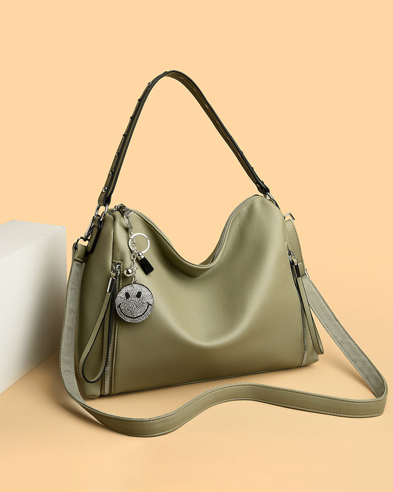 Cartera de Gran Capacidad con Colgante Sonriente – Modelo Suave y Moderno