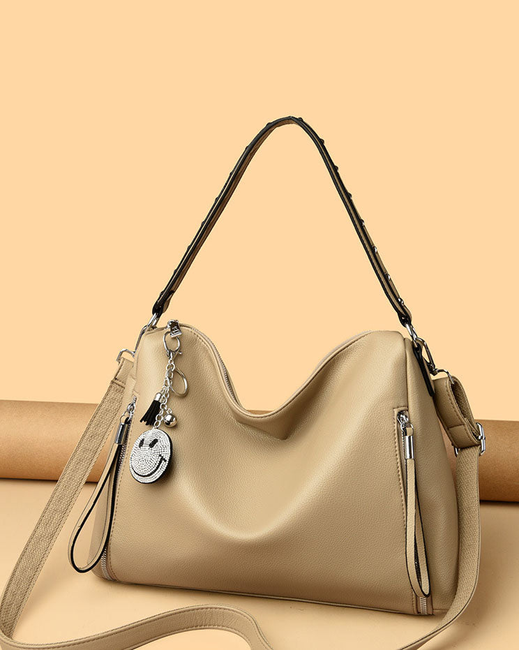 Cartera de Gran Capacidad con Colgante Sonriente – Modelo Suave y Moderno