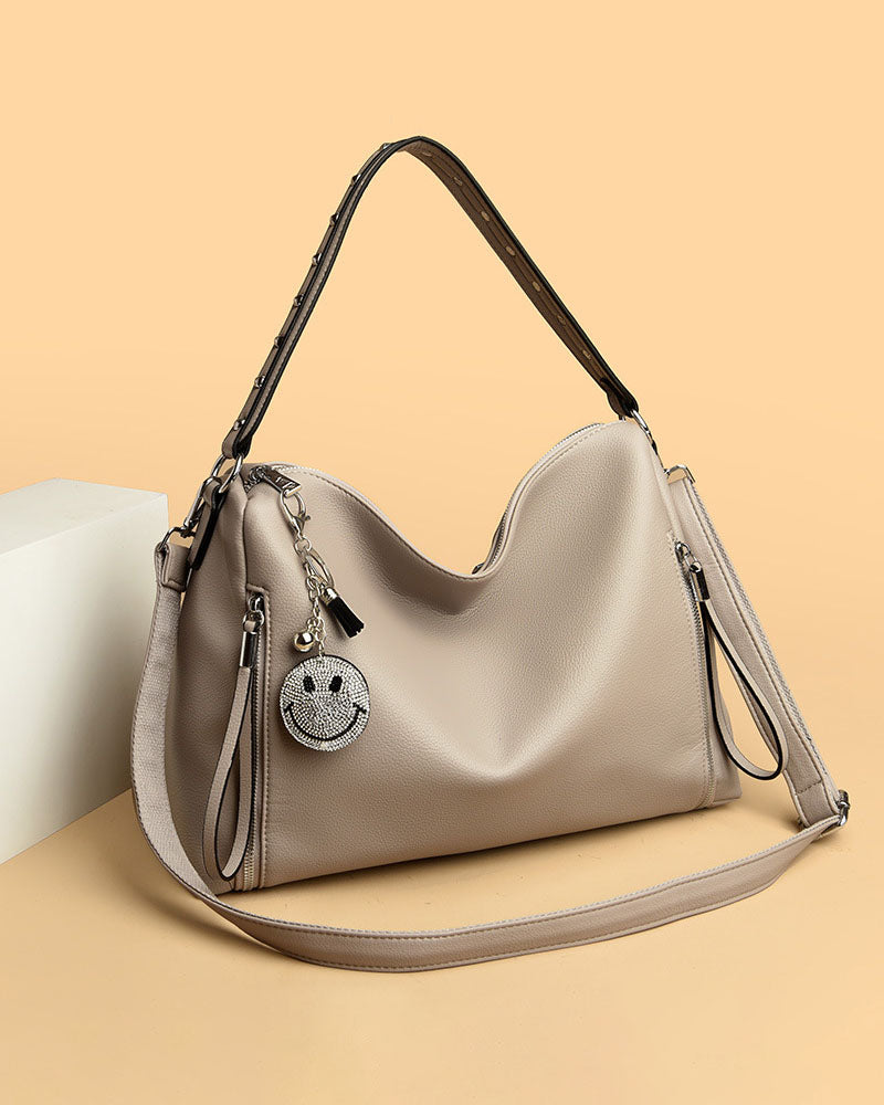 Cartera de Gran Capacidad con Colgante Sonriente – Modelo Suave y Moderno