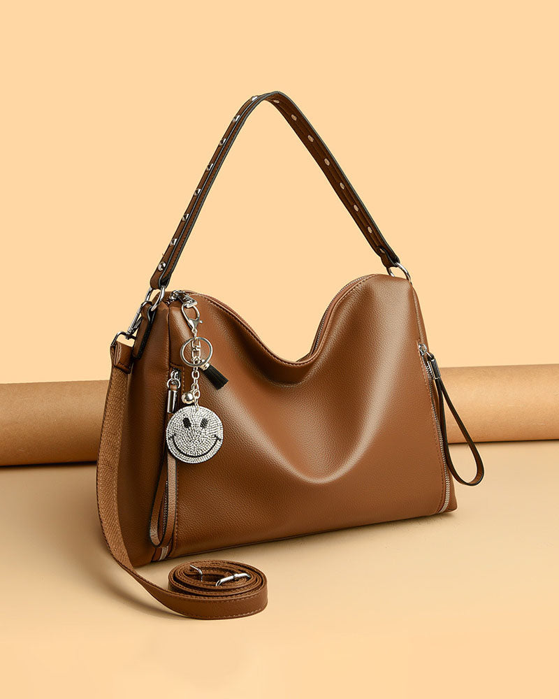 Cartera de Gran Capacidad con Colgante Sonriente – Modelo Suave y Moderno